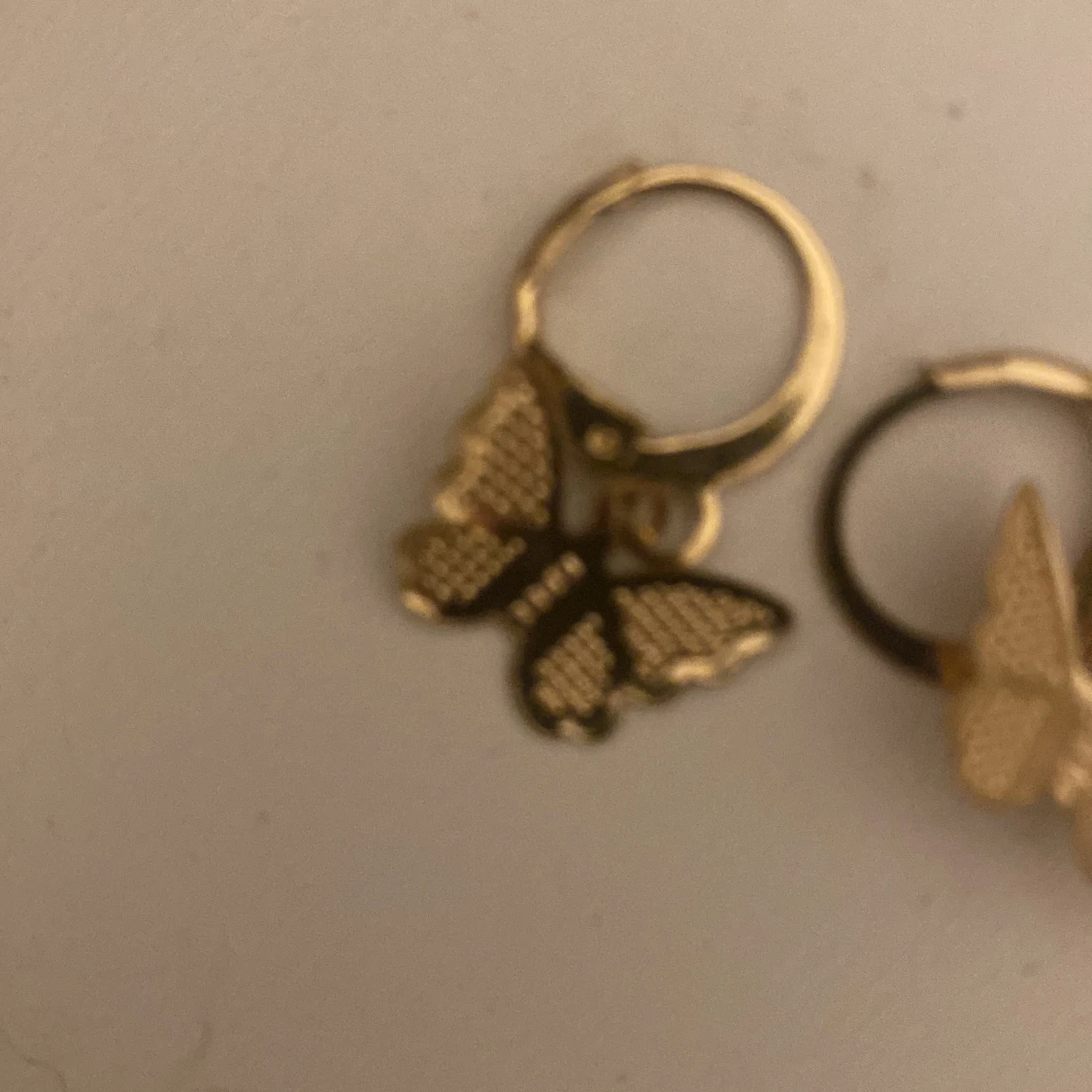 Guldiga örhängen med fjärilar - 1