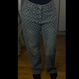 Blå jeans med relaxed fit - Säljer ett par blå jeans med vitt mönster! Jätte fina för dig som vill sticka ut! (Pris kan diskuteras vid snabb köp)! ☺️