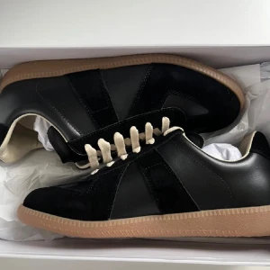 Maison Margiela skor - Skor från maison margiela, bra skick använda max 5 gånger. Allt på bilderna följs med. Kvitto, lappar osv. Pris: 2200 men diskuterbart vid snabb affär! Skriv gärna för frågor.