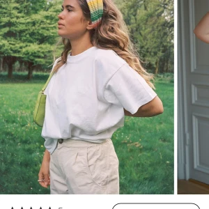 Essential White t-shirt från Djerf Avenue - Vit t-shirt från Djerf Avenue med broderad logga på bröstet i storlek M. Nypris är 650 kr. Inga täcken på användning! 