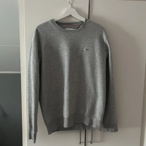Grå sweatshirt från Tommy Hilfiger - En stilren grå sweatshirt från Tommy Hilfiger, nästan aldrig använd.
