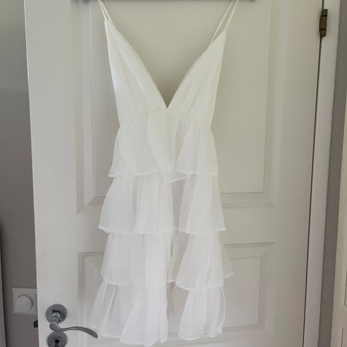 Vit volangklänning från Lulus