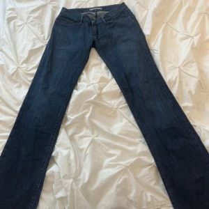 Lågmidjade jeans - Mörkblå lågmidjade jeans, inga tecken på användning. MIDJEMÅTT: 36 cm, INNERBENSLÄNGD: 78 cm, MIDJEHÖJD: 16 cm