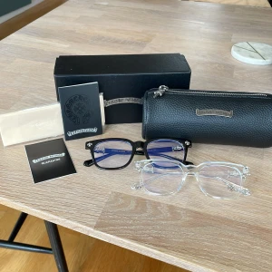Chrome hearts glasögon - Säljer dessa riktigtttt feta chrome hearts glasögon i svart och genomskinlig, de funkar som blir light glasögon också och allt som är med i bilden tillkommer om du köper ett par av glasögonen 