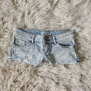 Lågmidjade ljusblåa jeanshorts  - Så fina!!!! Midja rakt över: ca 37 cm +stretch💞