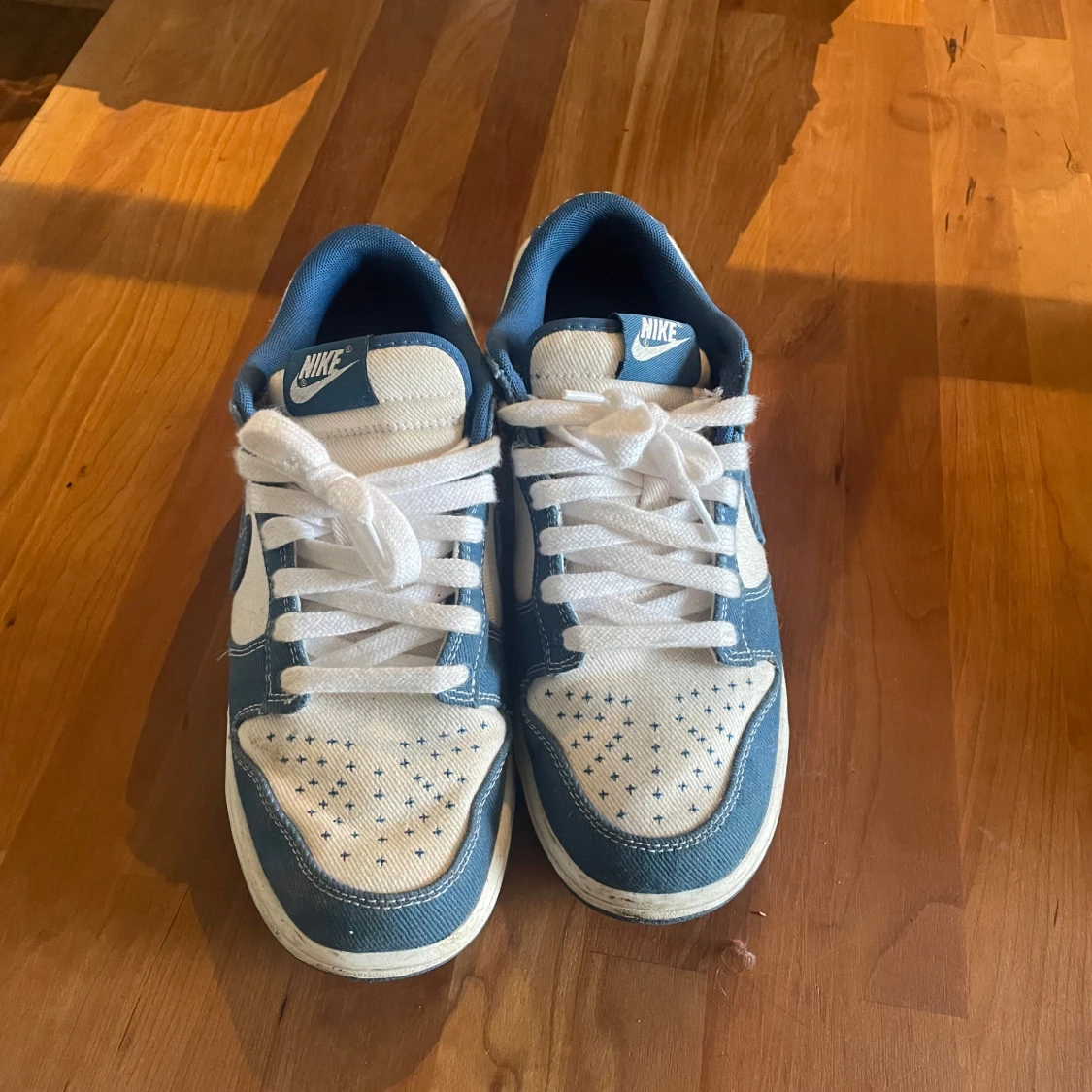 Nike Dunk Low i denim och vitt - 2