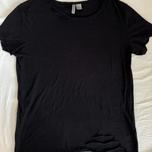 svart t-shirt - Svart oversize t-shirt med sliten look (slitna detaljer) från H&M. Den är lite nopprig men har inga defekter och har använts bara ett fåtal gånger. Då den är oversize skulle den även passa någon med storlek S och möjligtvis M 🖤