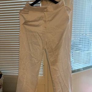 Vita kostymbyxor med hög midja H&M - Vita kostymbyxor med hög midja och raka ben. Byxorna har diskreta fickor i sidorna och stängs med hyska och hake framtill. Från H&M i storlek 36. Jag har endast använt en gång men benen har blivit väldigt smutsigt och det gick inte bort efter vanligt tvätt. Det ska kunna gå bort med fläckborttagning annars kan man sy upp den delen. 