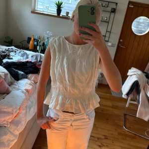 Vit blus med volang  - Vit blus med volanger med lappen kvar🤍