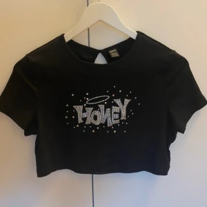 Crop top  - Aldrig använd, märkte när jag köpte den att den har en liten ”repa” längst ner på framsidan som syns på andra bilden.  Är Stl L men tycker den är mer å M 