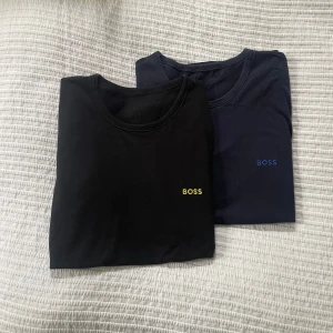 2-pack Boss t-shirts - Säljer detta 2-pack t-shirts från Boss. Säljer de då de har blivit för små. Storlek S, skulle säga att de sitter mer som XS. Passar 170cm bra. Cond: 8/10, inga defekter. Säljer de för 2-pack 199kr. Styckvis 99kr. Nypris: 2-pack 399kr. 