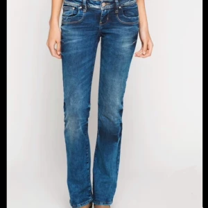 Blå bootcut jeans med slitningar - Säljer dessa snygga lågmidjade jeansen ifrån ltb i bootcut modell 