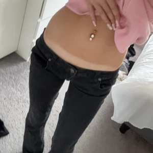 Svarta lågmidjade jeans - Säljer ett par svarta jeans som jag sytt lågmidjat själv med symaskin. Dom är i riktigt bra skick och väldigt snygga. Midjemått: 35 (men väldigt stretchiga) Innerbenslängd: 85 Midjehöjd: 16 💕