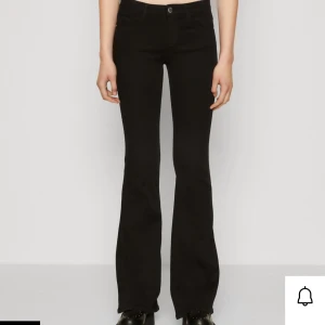 Svarta bootcut jeans - Säljer ett par svarta bootcut jeans från only. I bra skick men har ett litet hål vid sidan där flärpen ska sitta (går att sy dit). Storlek M, längd 34