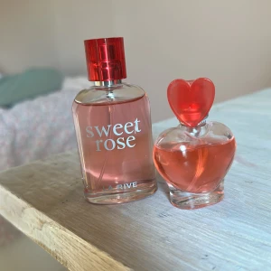 Sweet Rose parfym & parfym i  hjärtflaska - Två parfymer med rosdoft: en från La Rive med en lite mer sötare lukt samt en hjärtformad flaska med en mer fräsch lukt. Kontakta mig om du skulle vilja köpa en av de två parfymerna. Sweet rose=25kr(30ml) hjärtflaskan=10kr(15ml) 