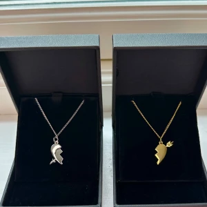 Arrow heart halsband  - Två matchande silver halsband med delade hjärthängen – perfekta att dela med en vän eller partner. Halsbanden är 100 % rost- och nickelfria. Kedjorna är 40 cm långa men kan förlängas med ytterligare 5 cm. Hör gärna av dig om du har några frågor ☺️