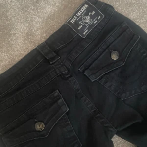 True religion jeans - LÅNADE BILDER! Säljer mina fina true religion jeans nu då de tyvärr inte passar mig längre. As snygga och använda några få gånger. Köpta för 1299kr nån gång i december🥰 Skriv vid frågor! 