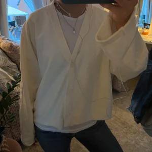 Kofta  - Skön beige/vit kofta💓 Passar till allt! 