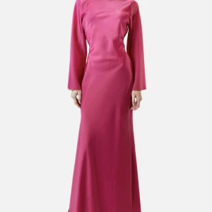 Långärmad rosa maxiklänning med snörning - Snygg lång rosa klänning med långa ärmar och markerad midja med snörning i ryggen. Klänningen har en elegant, figurnära passform och lätt utsvängda ärmslut. Perfekt för dig som vill sticka ut med en färgstark look.