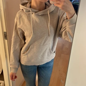 Beige hoodie - Jättesnygg beige hoodie från Lindex, den ser grå ut på sista bilden men är mer beige i verkligheten💞