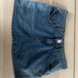 Lågmidjad jeanskjol med coola fickor ifrån fly girl - Säljer denna super snygga lågmidjade jeanskjol från fly girl. Kjolen är köpt i USA och de står tyväär ingen strl i den, men jag skulle säga att den passar strl 36/34. Skriv för mått! Priset går att diskutera!!💘💘💘💘