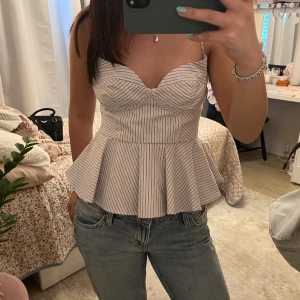 Fin randig Zara sommartopp🌷 - Väldigt fin sommartopp perfekt för sommaren från Zara 💘🎉Randig med smala band😍Andvänd en gång så den är i nyskick☺️☺️ 