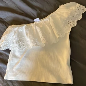 Volang topp - Zara - En supersöt volang topp från Zara, helt ny💗