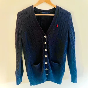 Ralph lauren cardigan  - Snygg cardigan från Ralph lauren i bra skick, är i storleken M men passar bättre till S.