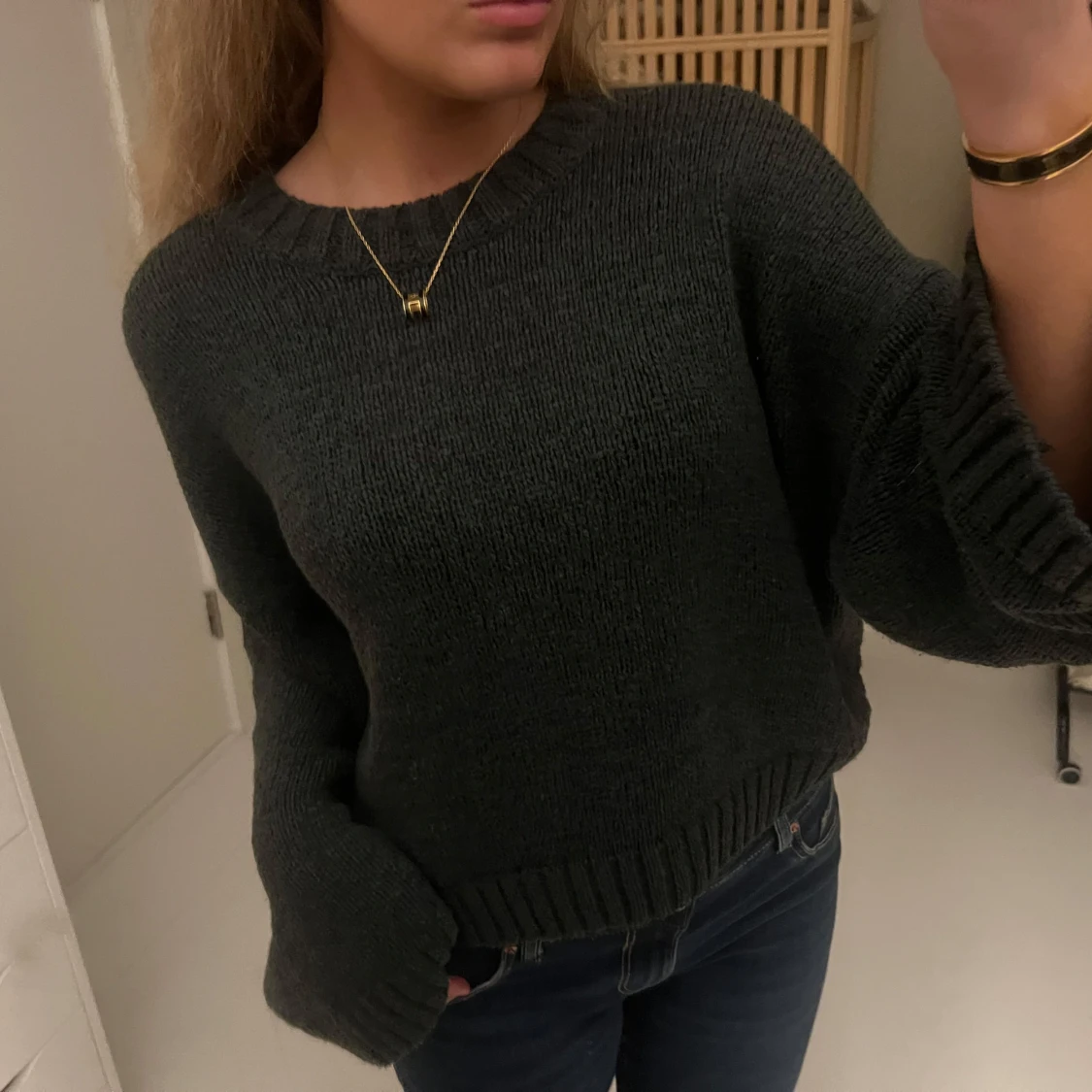 Mörkgrå stickad tröja med vida ärmar