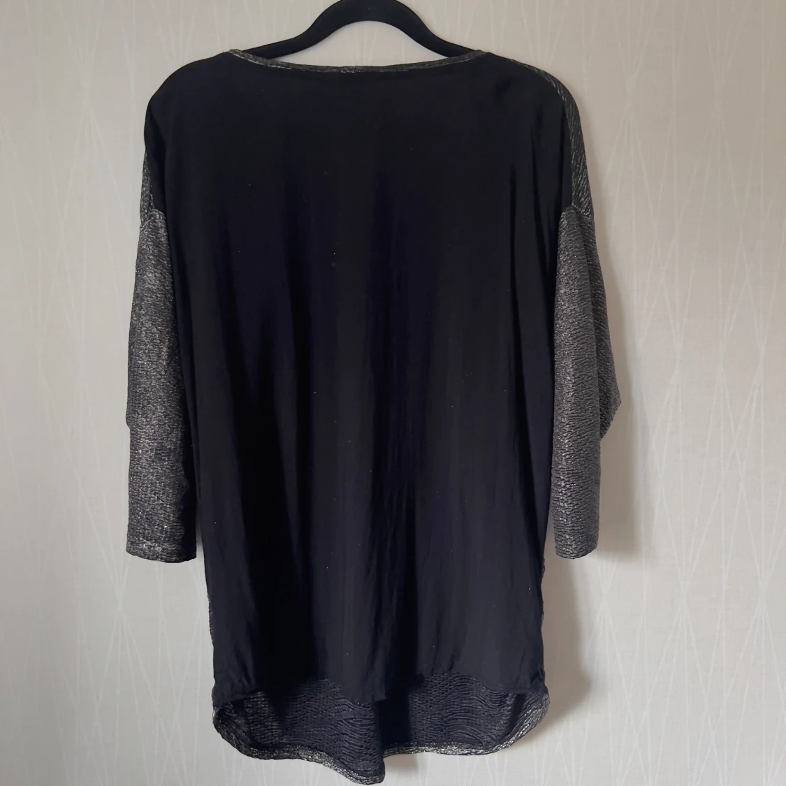 Glittrig svart topp från Lindex - 1