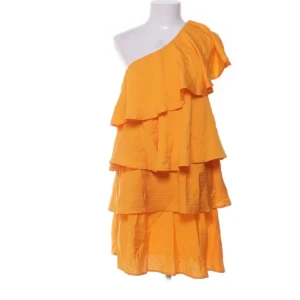 Orange  volangklänning one shoulder - Superfin orange klänning med volang