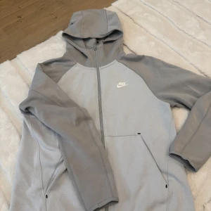 Nike Tech Fleece Hoodie ”OG Old Season” - Nike Tech Fleece i Platinum Grey färg, köpt för många år sedan. Den äldre versionen av Nike tech fleece som de slutat tillverka.  Storlek M. Fortfarande i mycket bra skick.