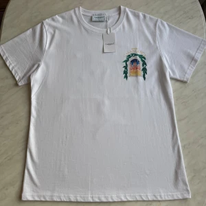  Casablanca T-shirt - En stilren vit Casablanca t-shirt med en mindre logga på framsidan och en större logga på baksidan t-shirten är i storlek xl, men kan bäras av en person som bär L för fler bilder eller för mer info är det bara att kontakta mig 💛