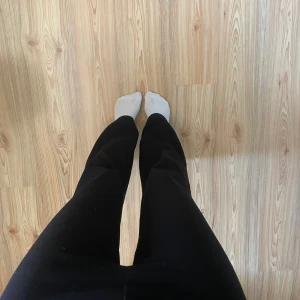 Svarta bootcut byxor - Kostym liknande svarta byxor . De är tillverkade i ett stretchigt, mjukt material som ger en bekväm känsla. Perfekta om du gillar en klassisk look med lite utsvängda ben. Snygga till sneakers eller boots. Litet hål i grenen och lite andra defekter men inget som syns jättemycket💕