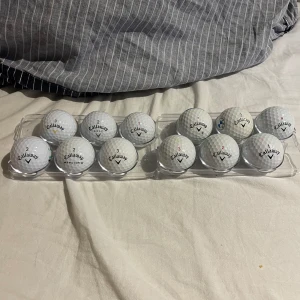 Callaway bollar - Bilderna visar sex Callaway-golfbollar av olika modeller, inklusive Chrome Soft, ERC Soft, Supersoft och Warbird. Perfekt för dig som vill förbättra ditt golfspel med kvalitetsbollar. Passar både nybörjare och erfarna golfare som vill ha extra känsla och kontroll på banan. SKRIV OM NI HAR NÅGRA FRÅGOR ELLER OM NI VILL KÖPA MER ÄN BARA DOM SOM SYNS PÅ BILD!!!