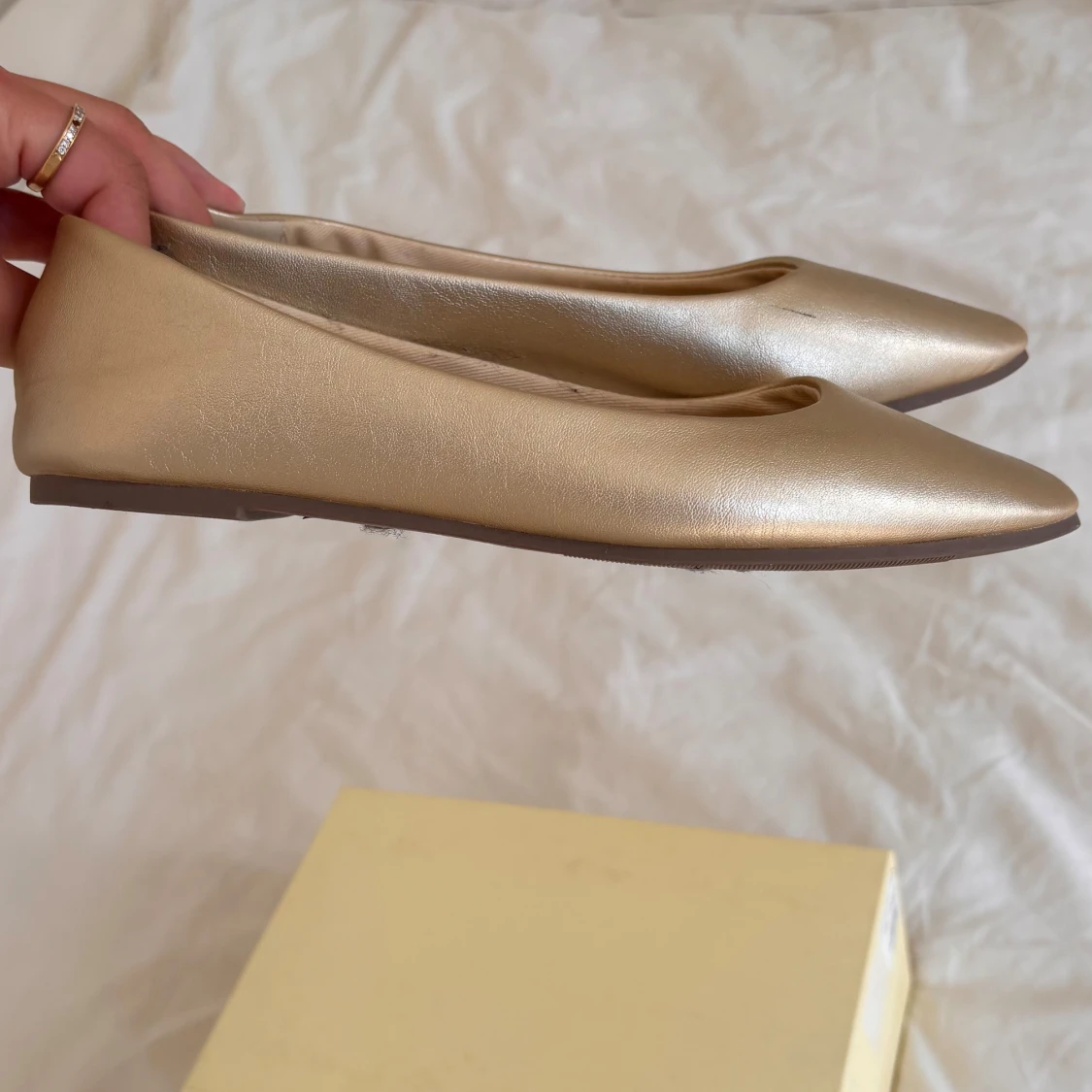 Guldiga ballerinaskor  - 1