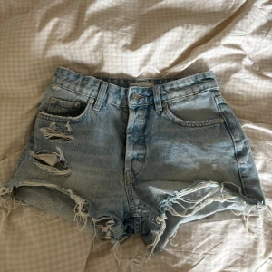 Jeans shorts - Snygga jeans shorts med slitningar! Sjukt snygga till festtoppar eller bara en t shirt☺️