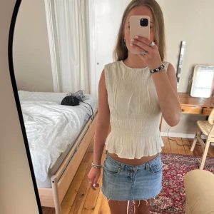 Vitt H&M topp - Super söt vit/beige topp från H&M💗 Endast använd fåtal gånger💘