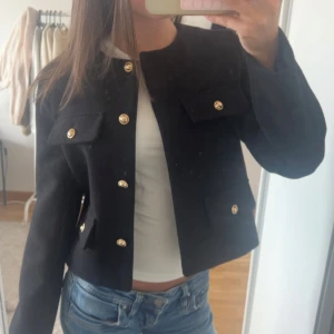 Svart jacka från Zara - Snygg svart kavajjacka från Zara i storlek XS. Den är i nyskick och aldrig använd och säljer pga att den inte kommer till användning. Finns fler bilder om man vill ha💗