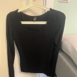 Svart långärmad topp  - En från vero Moda en från shein 