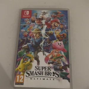 Super Smash Bros. Ultimate - Super Smash Bros. Ultimate är ett actionfyllt fightingspel för Nintendo Switch där du kan spela som ikoniska karaktärer från olika spelvärldar. Perfekt för ungdomar och unga vuxna som gillar intensiva matcher och multiplayer-kaos!