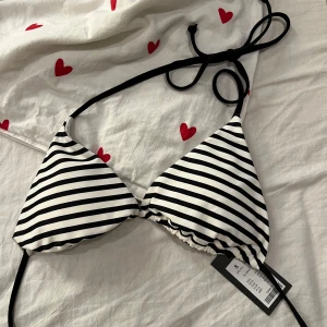 Söt randig bikini topp - Säljer denna söta bikini topp ifrån lager 157. ALDRIG ANVÄND INTE ENS TESTAD!!💖