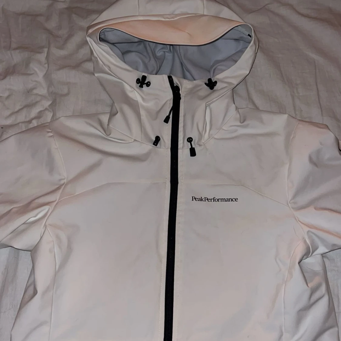 Vit vindjacka Peak Performance