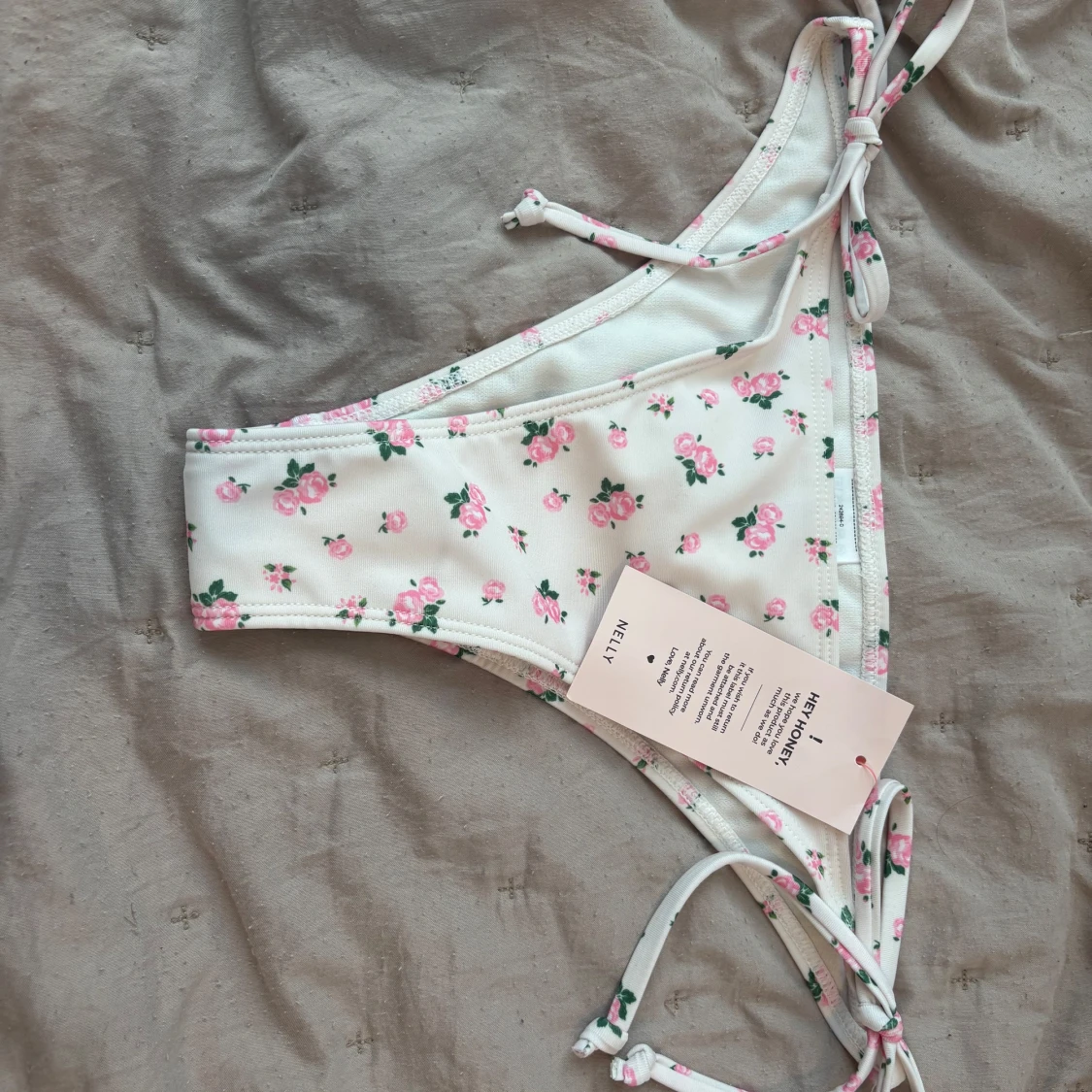 Vit blommig bikiniunderdel från Nelly - 2