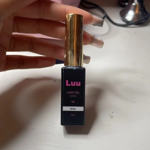 Luu vit liner gel 10ml - Liner gel från Luu i färgen vit, perfekt för att skapa skarpa och kreativa looks och enkel French . Kommer i en svart fyrkantig flaska med guldig kork och smal pensel för precision. Passar både UV och LED-lampa. Innehåller 10 ml men halva är ungefär använd.