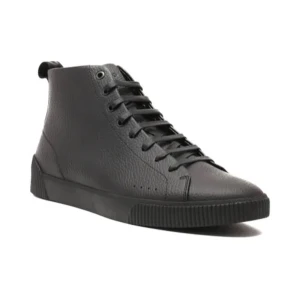 Svarta high top sneakers från Hugo - Svarta high top sneakers från Hugo i skinn med svarta läder snören och platt sula. Använda fåtalet gånger och är i mycket bra skick. Snygg röd Hugo-logga på sidan ger en clean kontrast. Perfekta för dig som gillar stilrena och moderna sneakers. Nypris är 2099 kr. Säljes för 600 kr.