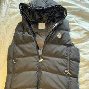 Svart dunväst från Moncler - Säljer min moncler väst då den är för stor för mig.          QR-kod och allt sånt finns.                                                     Om priset ej passar, ge bud går att sänka priset vid snabbt affär 😊