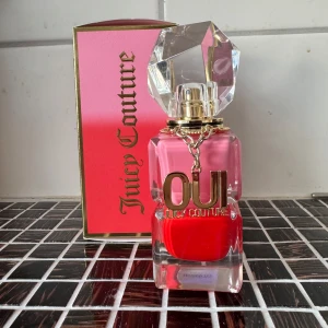 Juicy Couture parfym NY! - Den luktar så otroligt gott, men den passar tyvärr inte mig. Kanske den passar dig bättre?🥰Som ny, enbart testad! 50 ml! 875 kr ny, mitt pris 500 kr!🛍️🙌🏼 passa på att fynda🤝🏼