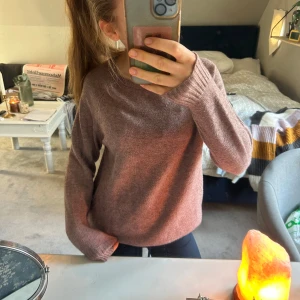 Brun stickad tröja - Mysig stickad tröja med långa ärmar och ribbstickade muddar. Jättefin passform och väldigt skönt material. Från Only i storleken XS.