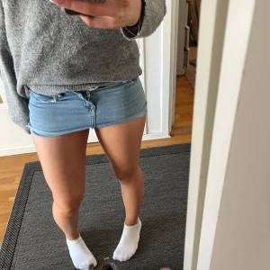 Ljusblå jeans kjol - Säljer denna KORTA söta jeans kjol, stl xs.        Midjemått: 35 cm